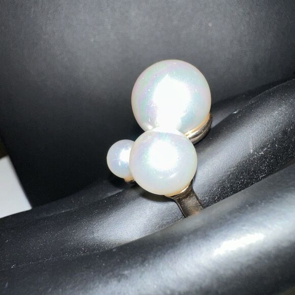 Multi Three white pearls floating gold tone band ring 6.25 - Picture 2 of 7